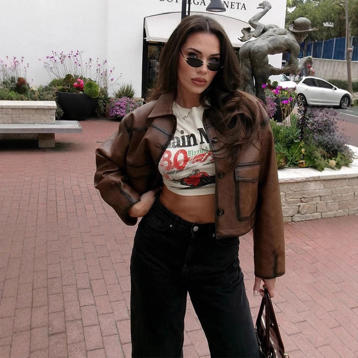Damer cropped konstläderjacka med modern skärning och högkvalitativa detaljer Mirla-Eva Jonsson