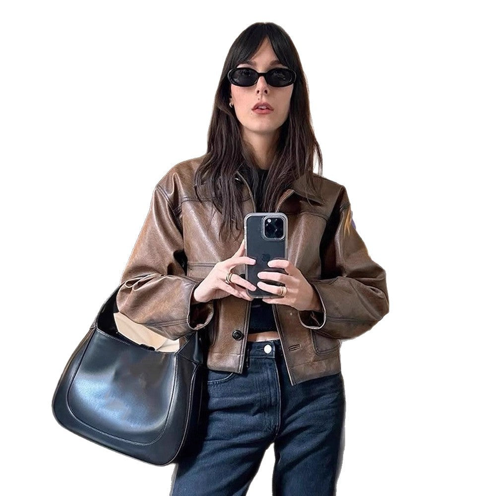 Damer cropped konstläderjacka med modern skärning och högkvalitativa detaljer Mirla-Eva Jonsson