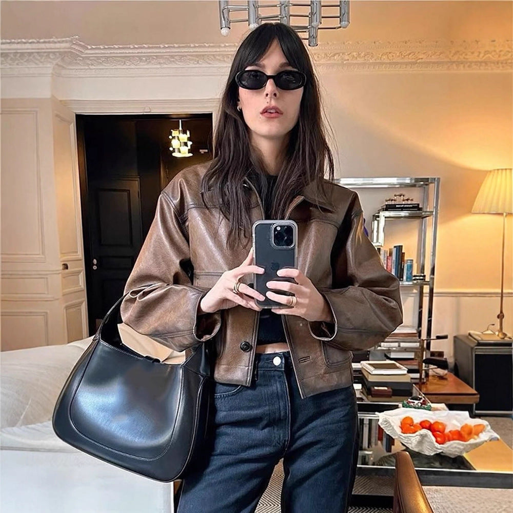Damer cropped konstläderjacka med modern skärning och högkvalitativa detaljer Mirla-Eva Jonsson