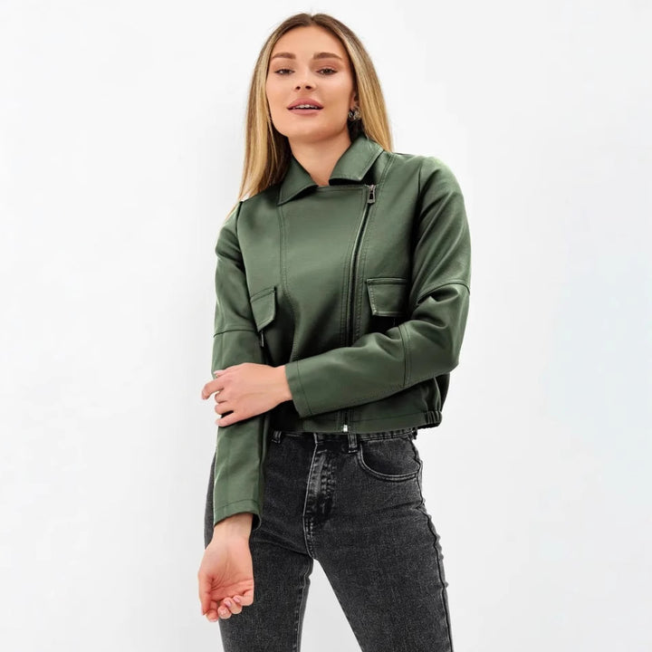 Damer cropped konstläderjacka med praktiska fickor och modern skärning Mirla-Eva Jonsson