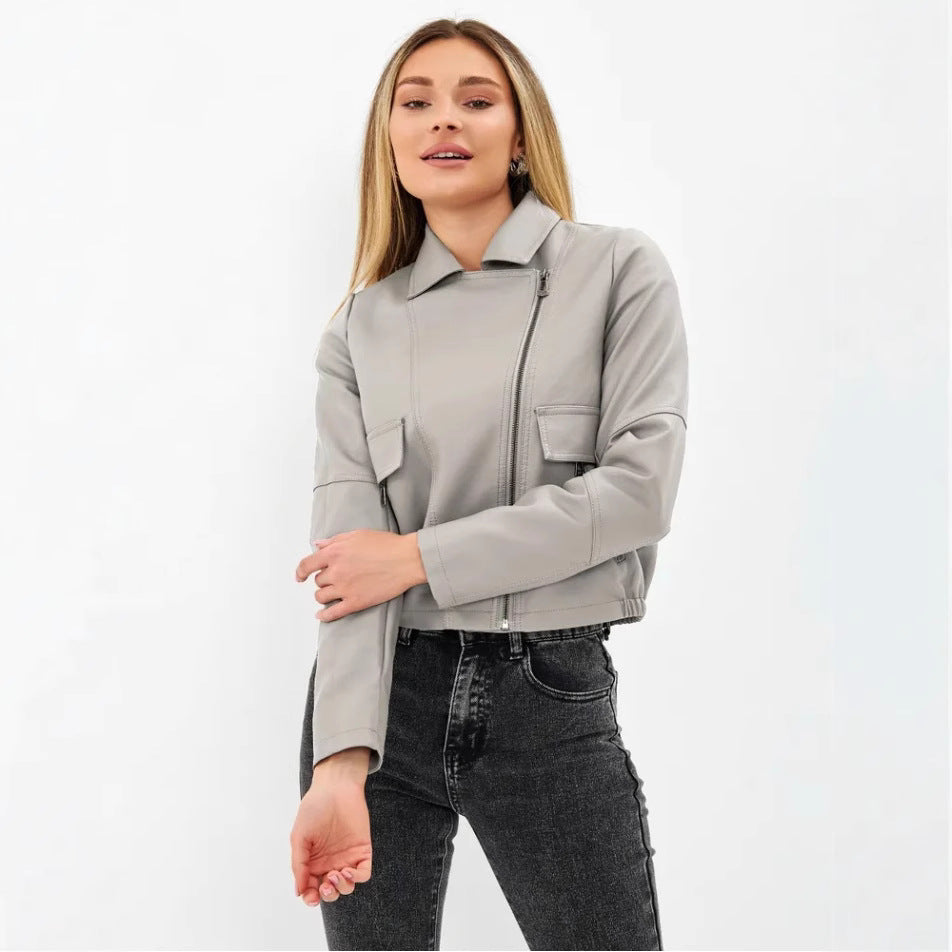 Damer cropped konstläderjacka med praktiska fickor och modern skärning Mirla-Eva Jonsson