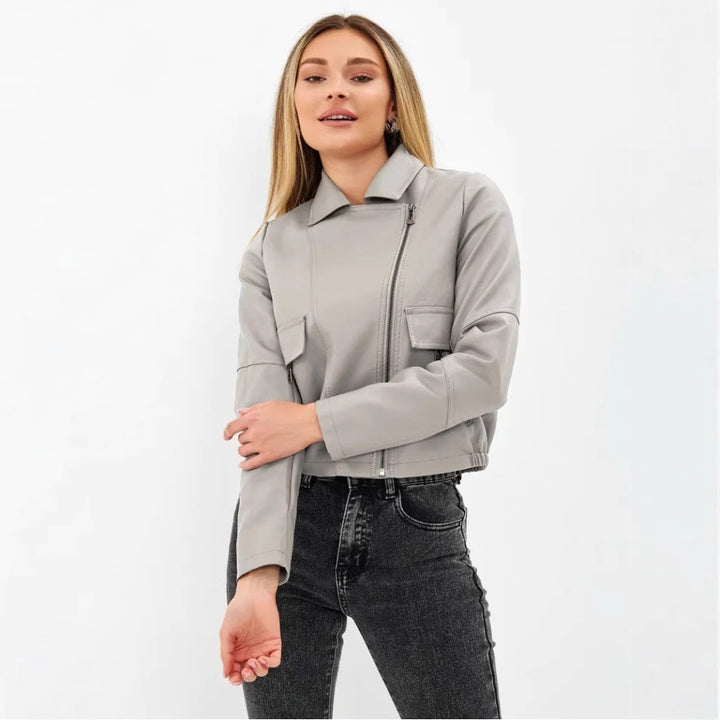 Damer cropped konstläderjacka med praktiska fickor och modern skärning Mirla-Eva Jonsson