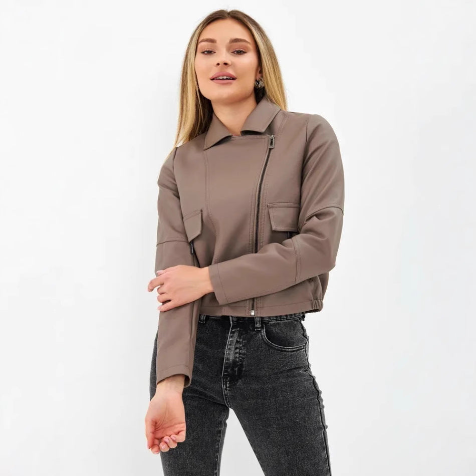 Damer cropped konstläderjacka med praktiska fickor och modern skärning Mirla-Eva Jonsson