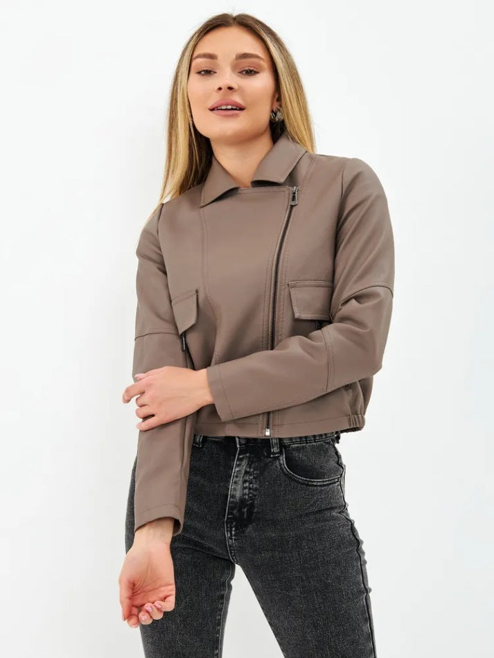 Damer cropped konstläderjacka med praktiska fickor och modern skärning Mirla-Eva Jonsson