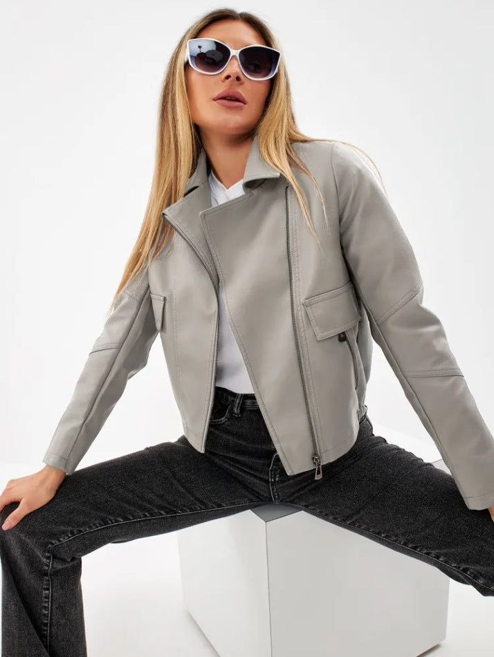 Damer cropped konstläderjacka med praktiska fickor och modern skärning Mirla-Eva Jonsson