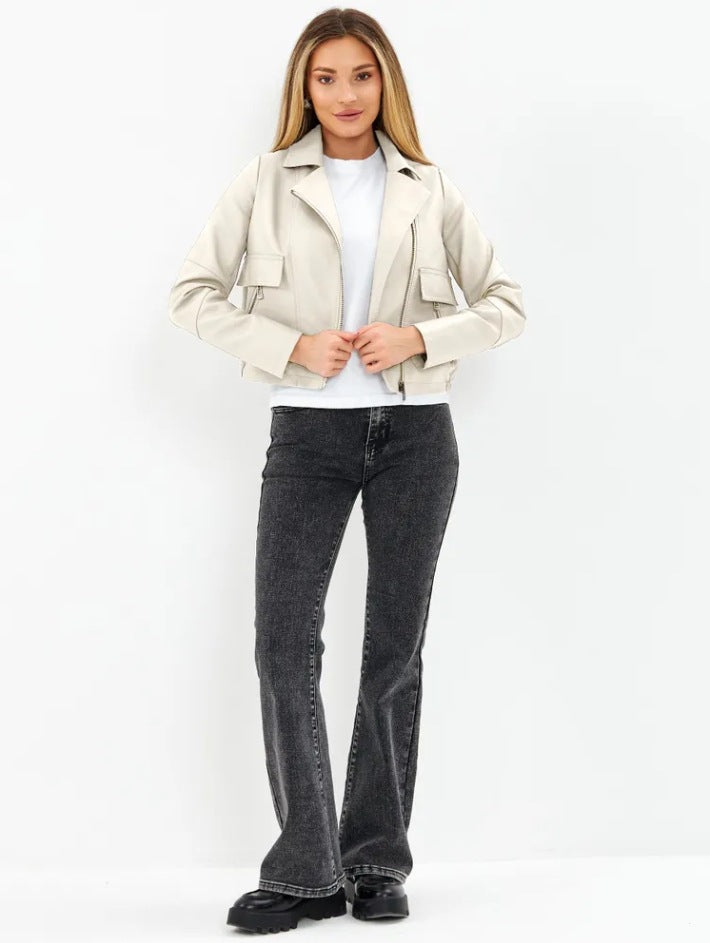 Damer cropped konstläderjacka med praktiska fickor och modern skärning Mirla-Eva Jonsson