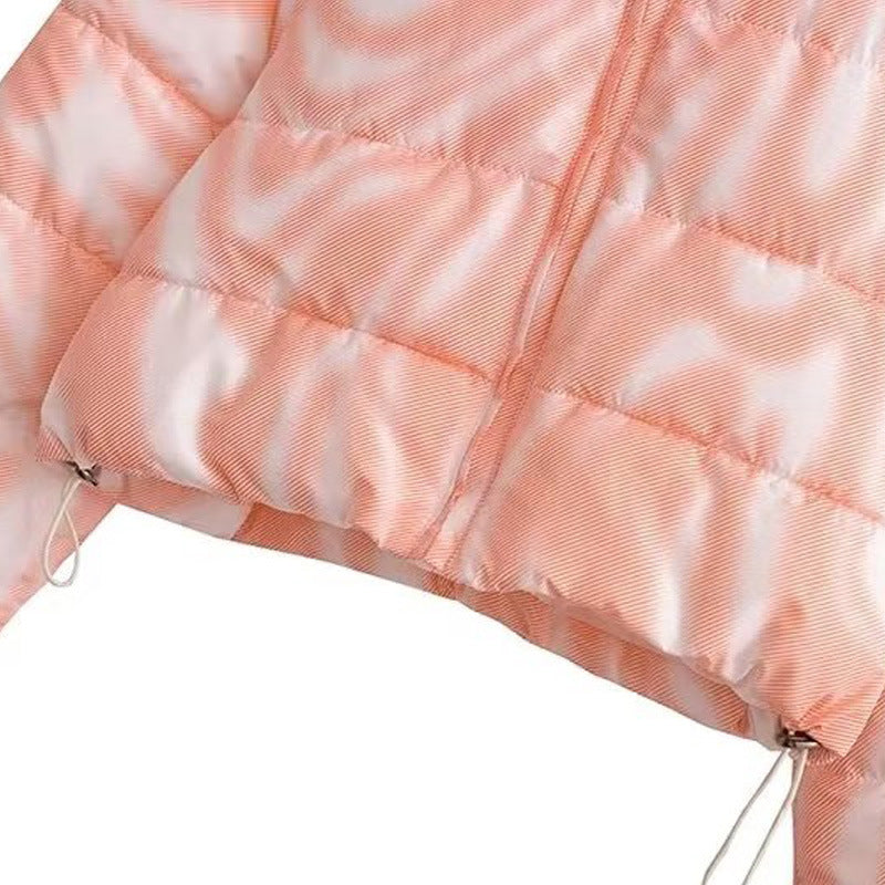 Damer cropped övergångsjacka med modern geometrisk tryck och praktiska fickor Mirla-Eva Jonsson