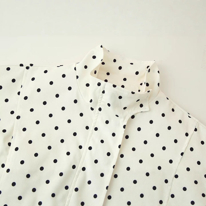 Damer cropped steppjacka med modernt polka-dots-design Mirla-Eva Jonsson