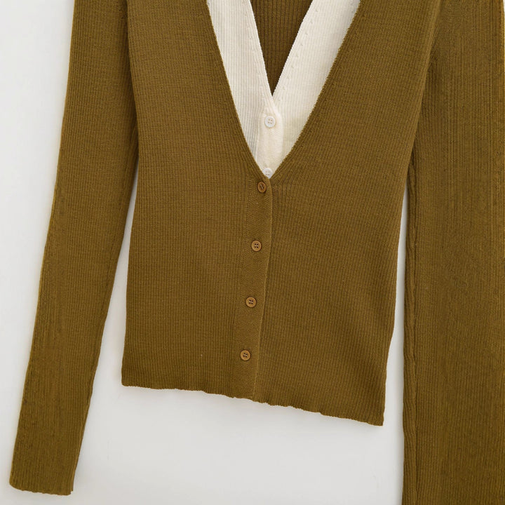 Damer cropped stickad jacka med djup V-ringning och knappdetaljer Mirla-Eva Jonsson