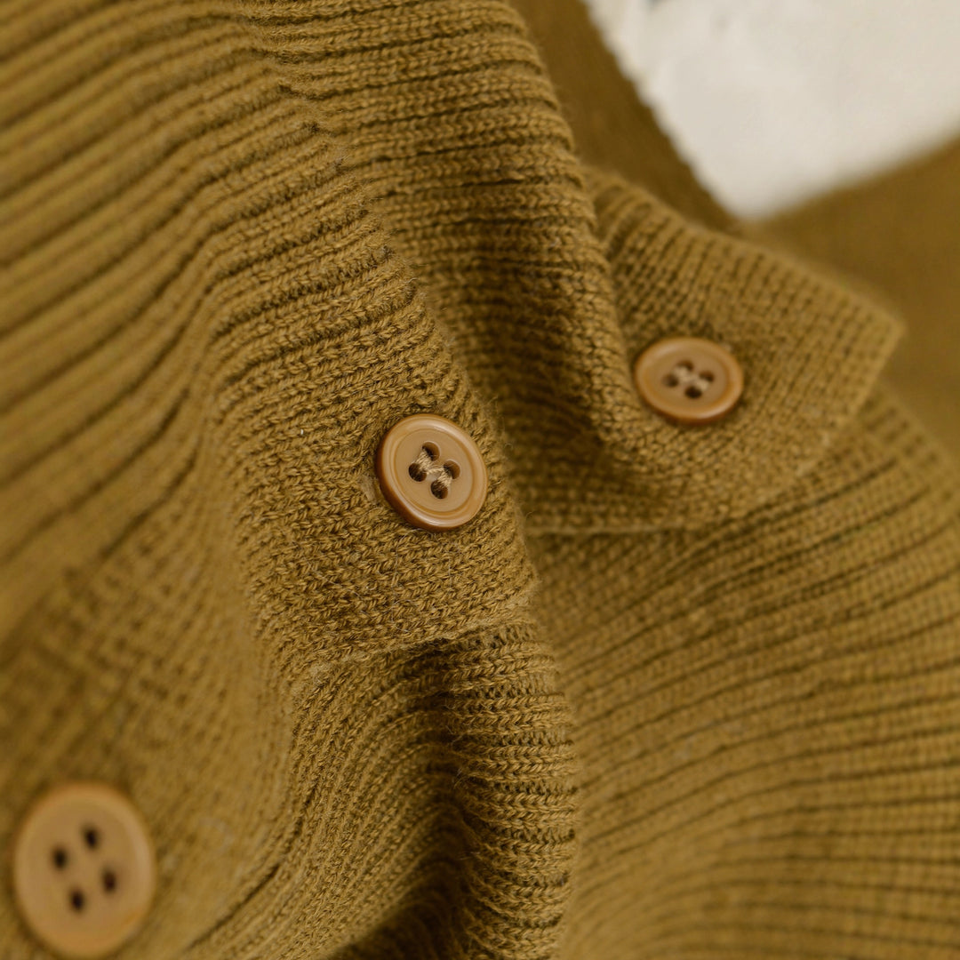 Damer cropped stickad jacka med djup V-ringning och knappdetaljer Mirla-Eva Jonsson