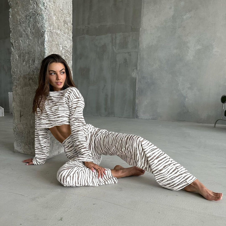 Damer cropped sweatshirt och avslappnad byxset Mirla-Eva Jonsson