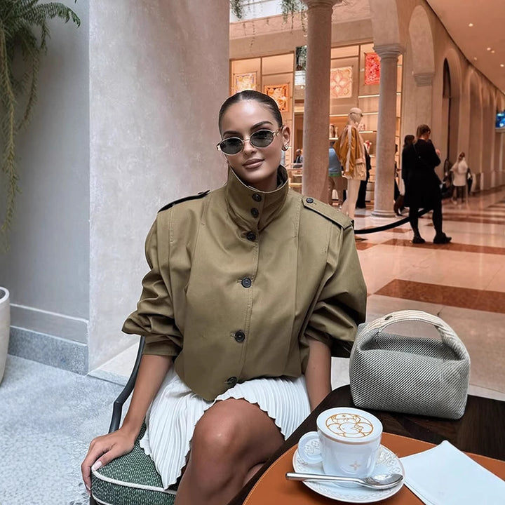 Damer cropped trenchcoat med eleganta knapppdetaljer Mirla-Eva Jonsson