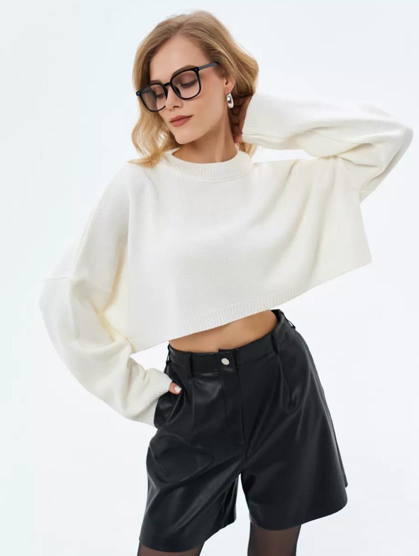 Damer cropped tröja i avslappnad oversized-stil med vida ärmar och strukturerad design Mirla-Eva Jonsson