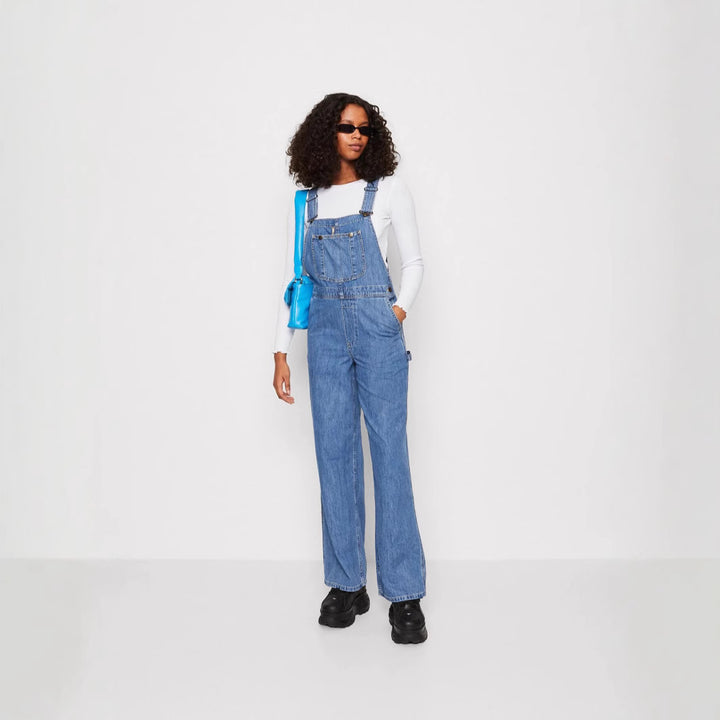 Damer denim jumpsuit med vida ben och justerbara axelband Mirla-Eva Jonsson