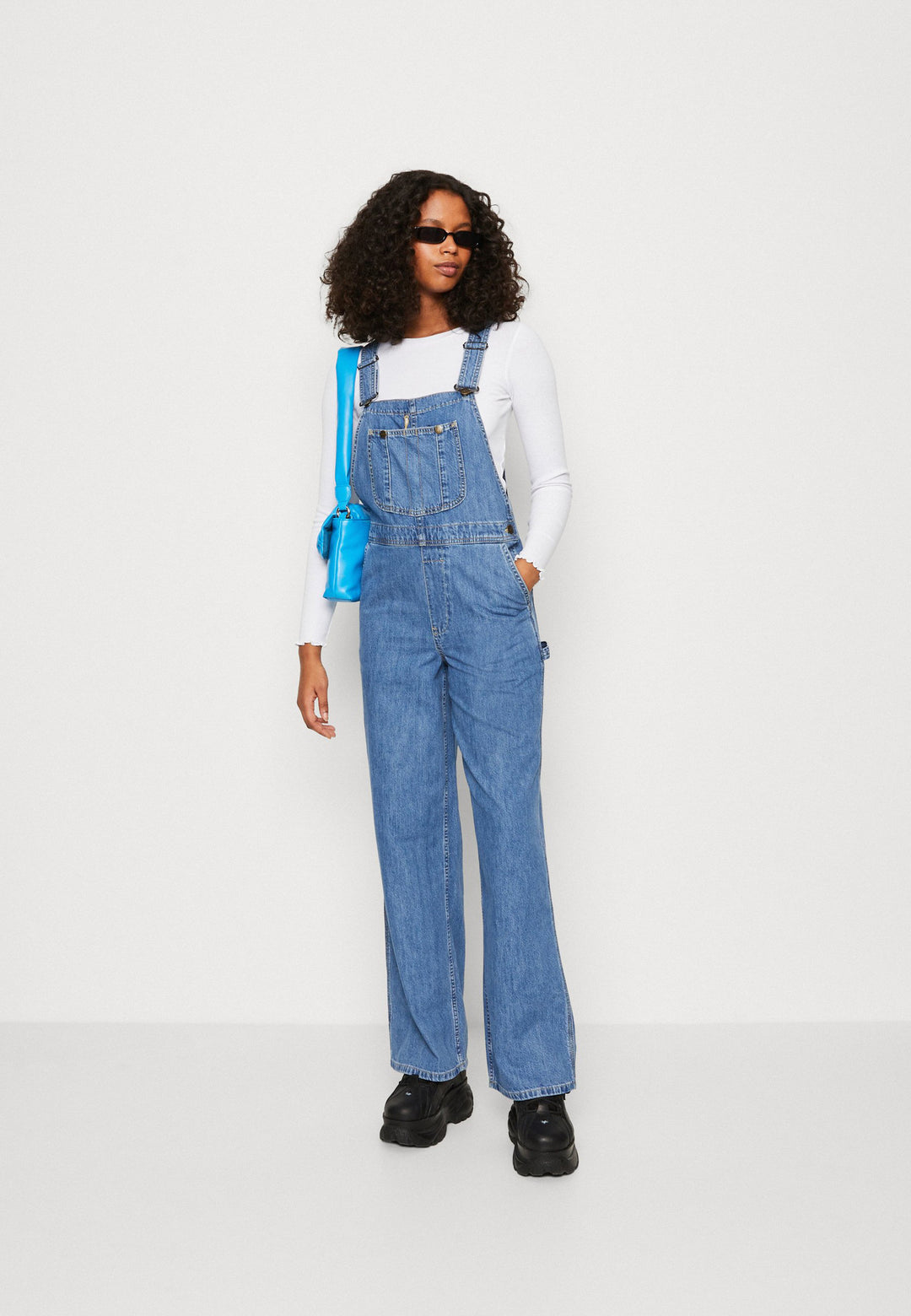 Damer denim jumpsuit med vida ben och justerbara axelband Mirla-Eva Jonsson