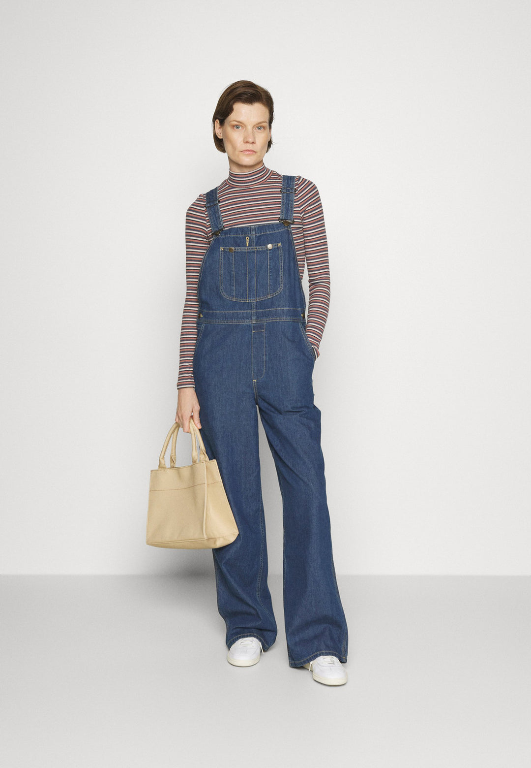Damer denim jumpsuit med vida ben och justerbara axelband Mirla-Eva Jonsson
