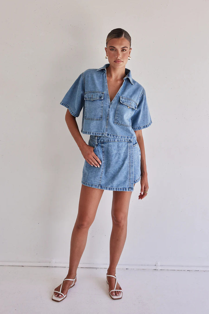 Damer denim-kortjacka med matchande kjol i avslappnad stil Mirla-Eva Jonsson