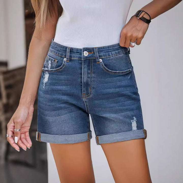Damer denim shorts i avslappnad stil med moderiktiga rivdetaljer Mirla-Eva Jonsson