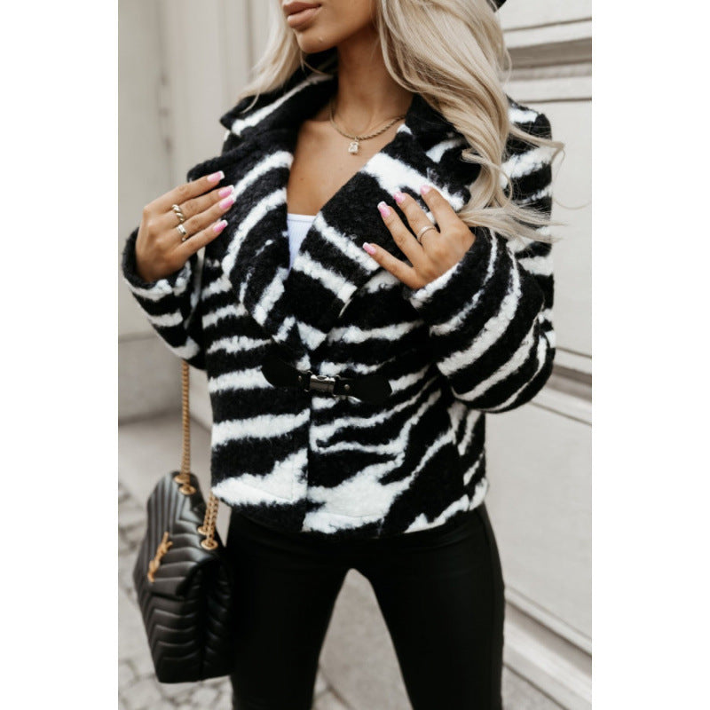 Damer designer-fleecejacka med leopardmönster och elegant knappdetalj Mirla-Eva Jonsson