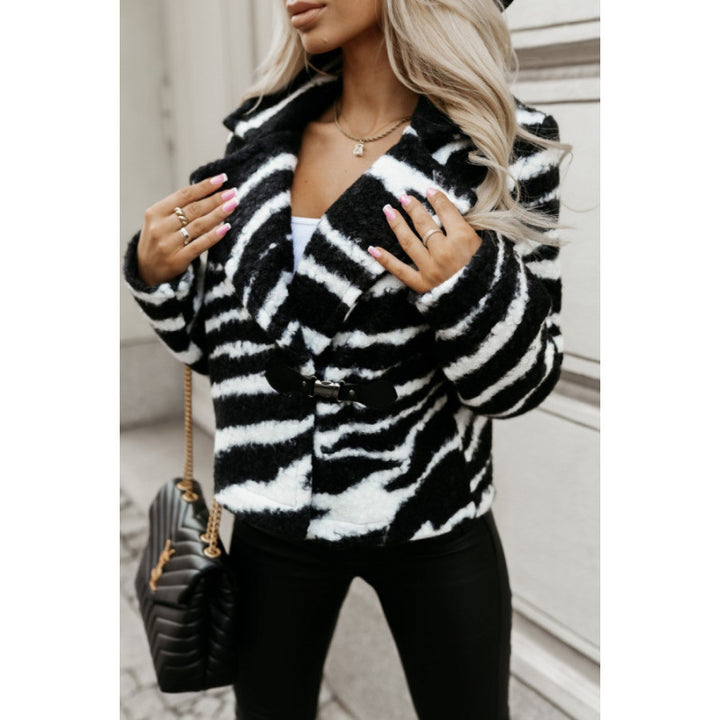 Damer designer-fleecejacka med leopardmönster och elegant knappdetalj Mirla-Eva Jonsson