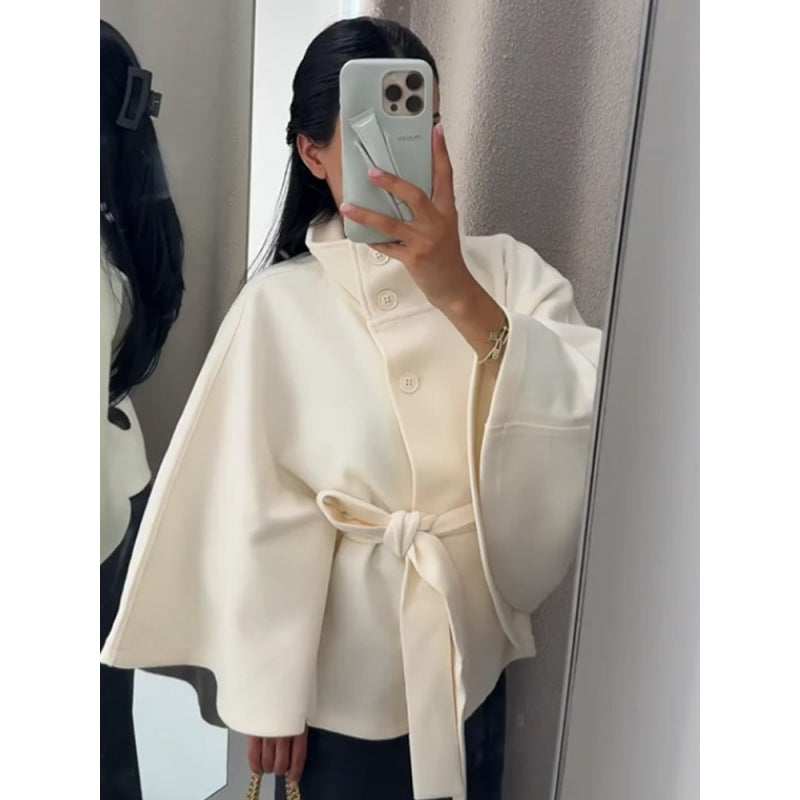 Damer elegant Cape-jacka med knutdetalj och voluminösa ärmar Mirla-Eva Jonsson