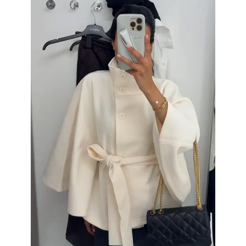 Damer elegant Cape-jacka med knutdetalj och voluminösa ärmar Mirla-Eva Jonsson