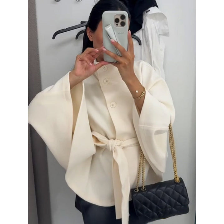 Damer elegant Cape-jacka med knutdetalj och voluminösa ärmar Mirla-Eva Jonsson