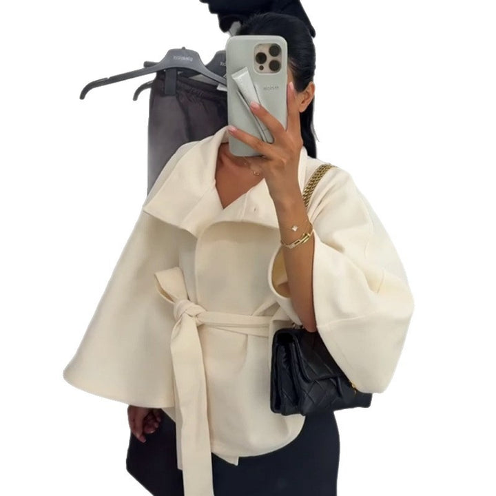 Damer elegant Cape-jacka med knutdetalj och voluminösa ärmar Mirla-Eva Jonsson
