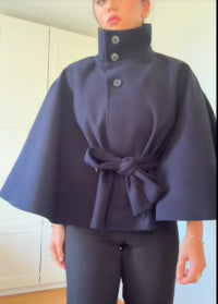 Damer elegant Cape-jacka med knutdetalj och voluminösa ärmar Mirla-Eva Jonsson