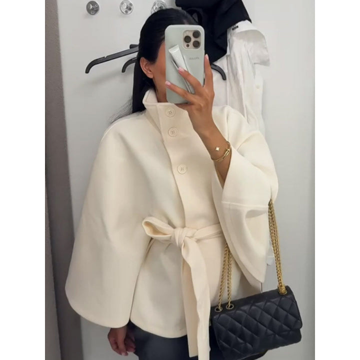 Damer elegant Cape-jacka med knutdetalj och voluminösa ärmar Mirla-Eva Jonsson