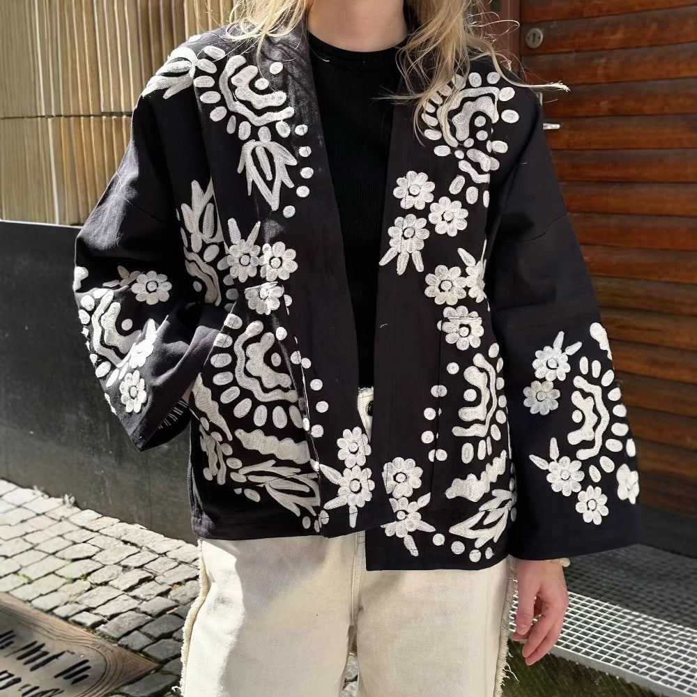 Damer elegant Kimonojacka med blommönster och knytbälte Mirla-Eva Jonsson