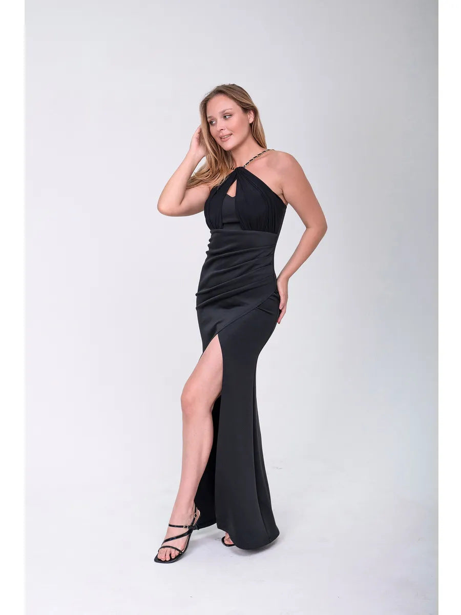 Damer elegant Maxiklänning med djup slit och innovativ axelbandsdesign Mirla-Eva Jonsson