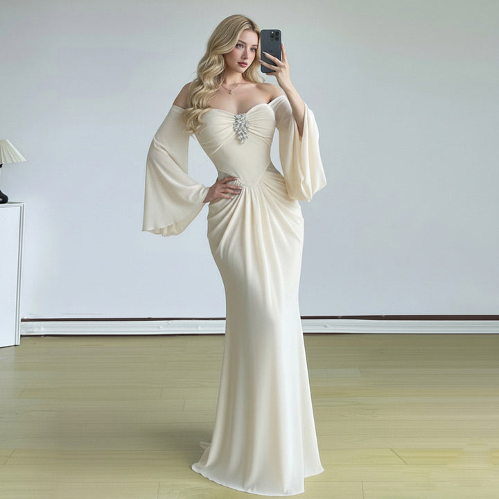 Damer elegant Maxiklänning med generösa trumpetärmar och raffinerad cut-out Mirla-Eva Jonsson