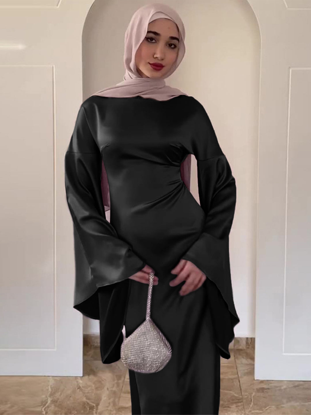 Damer elegant aftenkjole med vid ærme og flydende snit Mirla-Eva Jonsson