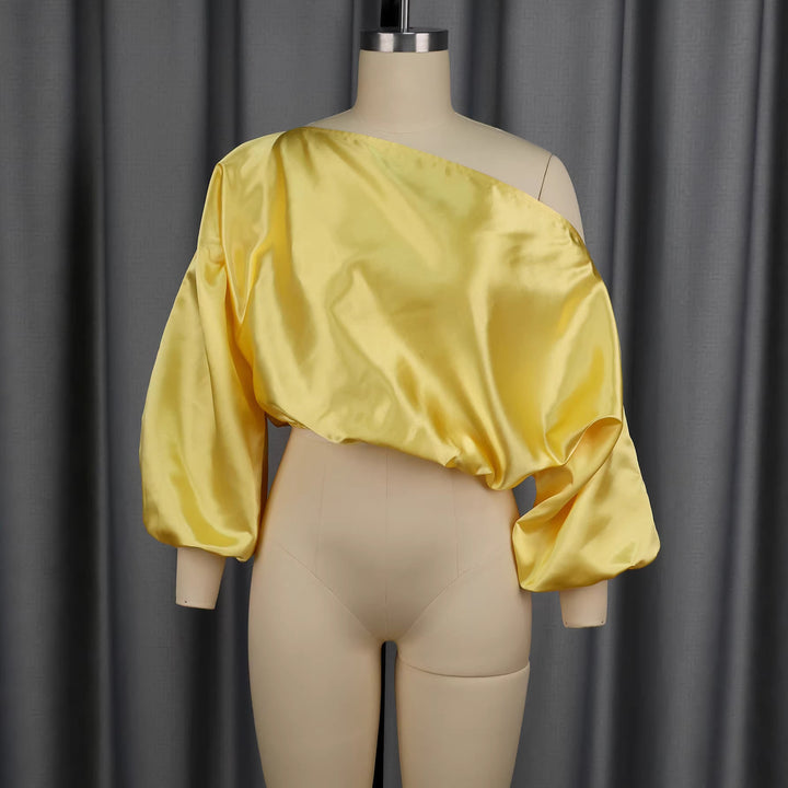 Damer elegant asymmetrisk topp med voluminösa puffärmar Mirla-Eva Jonsson