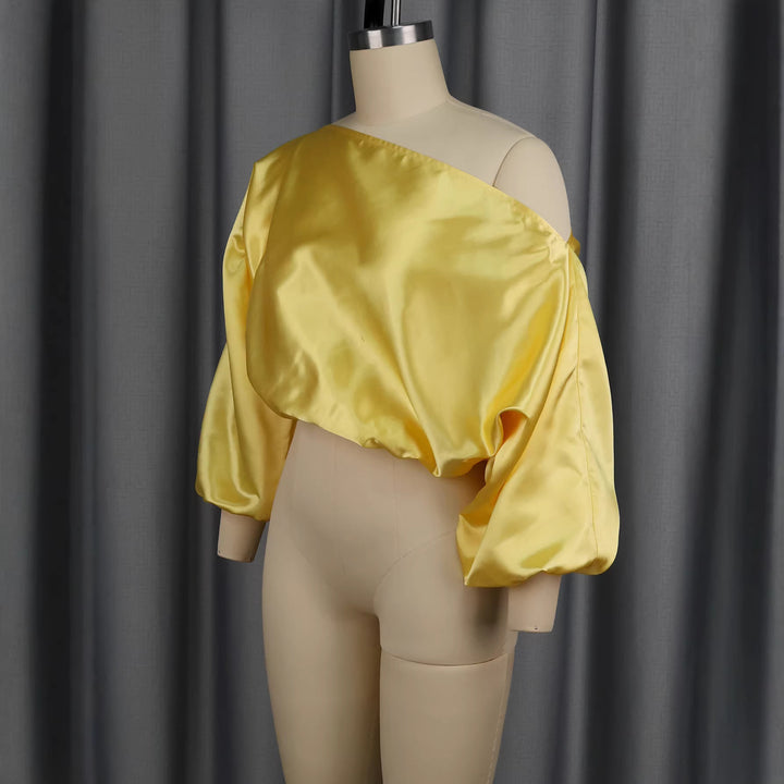 Damer elegant asymmetrisk topp med voluminösa puffärmar Mirla-Eva Jonsson