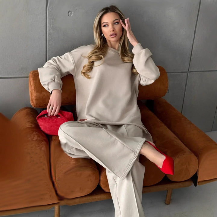 Damer elegant, avslappnad tvådelad outfit med vida byxor och oversized sweatshirt Mirla-Eva Jonsson