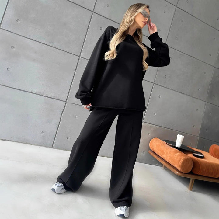 Damer elegant, avslappnad tvådelad outfit med vida byxor och oversized sweatshirt Mirla-Eva Jonsson