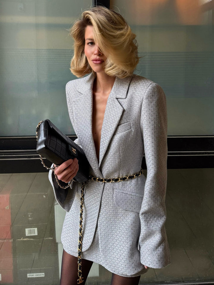 Damer elegant blazer-klänning-kombination med figursydd skärning och guld kedja Eva Jonsson-Eva Jonsson