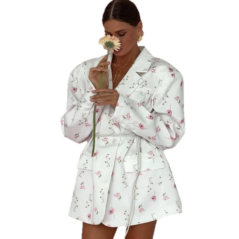 Damer elegant blazer-klänning med blommiga accenter Mirla-Eva Jonsson