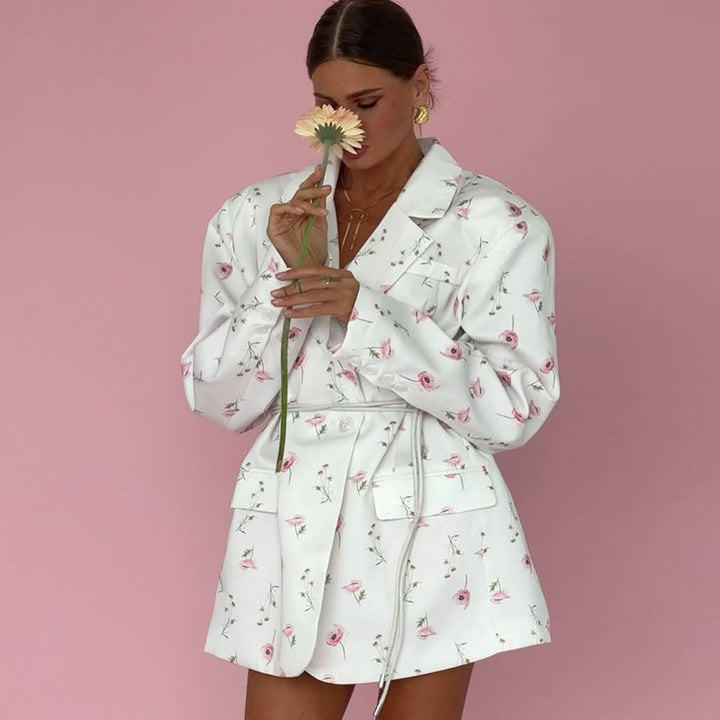 Damer elegant blazer-klänning med blommiga accenter Mirla-Eva Jonsson