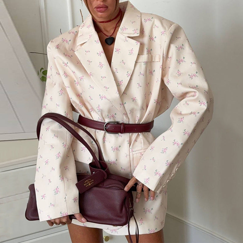 Damer elegant blazer-klänning med blommiga accenter Mirla-Eva Jonsson