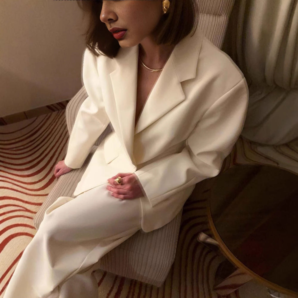 Damer elegant blazer kostym med figursydd snitt och praktiska fickor Mirla-Eva Jonsson