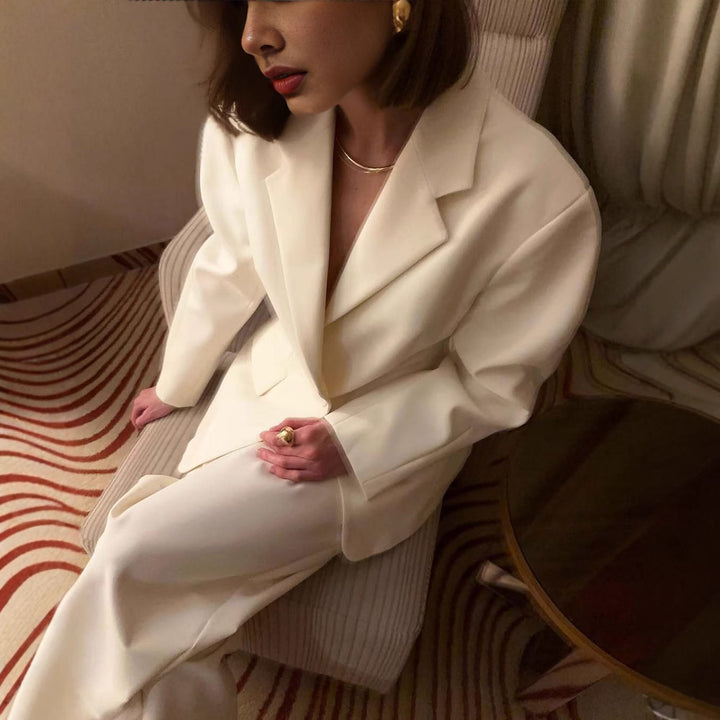 Damer elegant blazer kostym med figursydd snitt och praktiska fickor Mirla-Eva Jonsson
