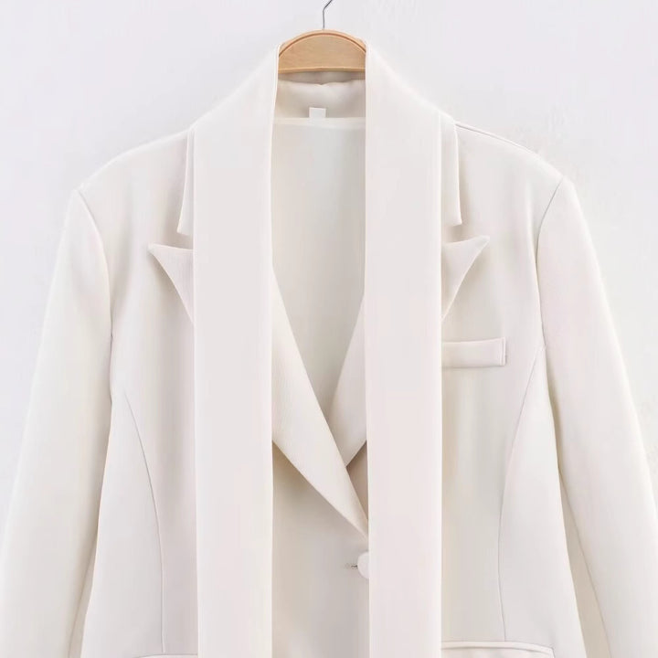 Damer elegant blazer med avtagbar krage och dekorativt knytskärp Mirla-Eva Jonsson