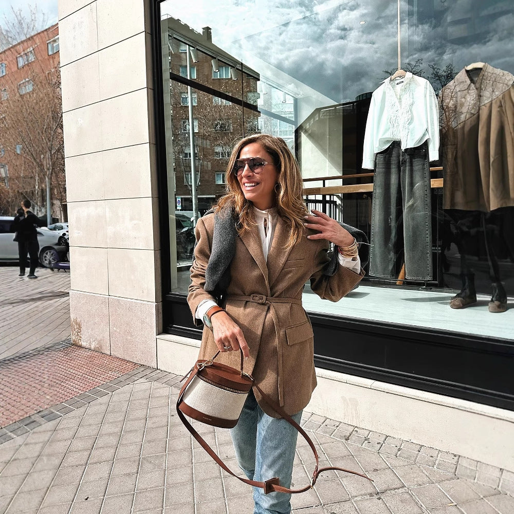 Damer elegant blazer med bälte och strukturerad tyg Mirla-Eva Jonsson