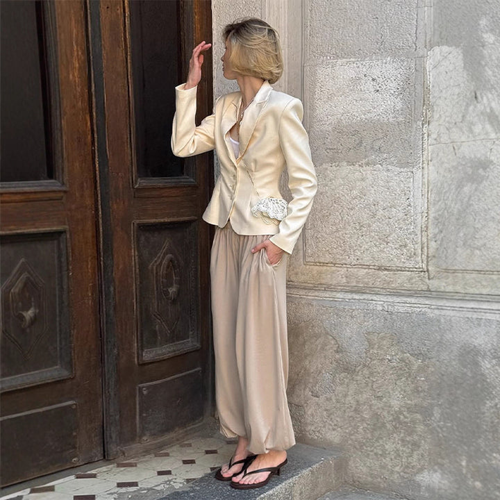 Damer elegant blazer med figursydda detaljer och fina knappaccentuer. Eva Jonsson-Eva Jonsson