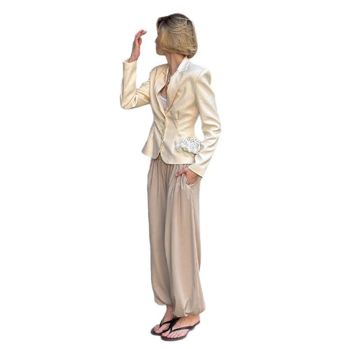 Damer elegant blazer med figursydda detaljer och fina knappaccentuer. Eva Jonsson-Eva Jonsson