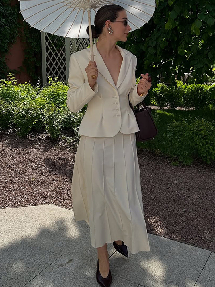 Damer elegant blazer med figursydda detaljer och fina knappaccentuer. Eva Jonsson-Eva Jonsson