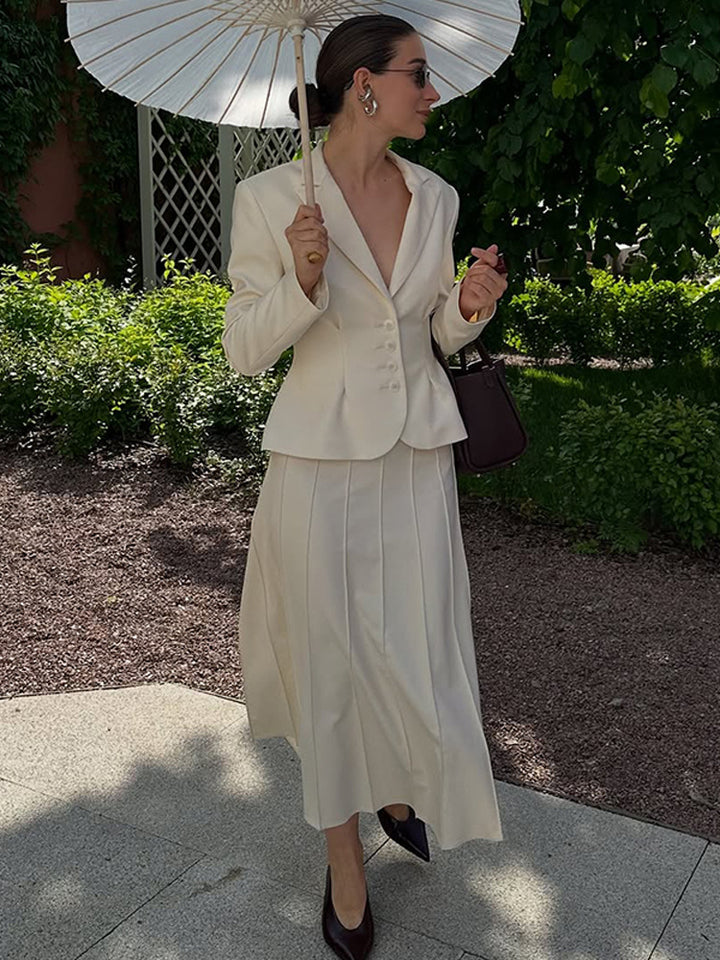 Damer elegant blazer med figursydda detaljer och fina knappaccentuer. Eva Jonsson-Eva Jonsson